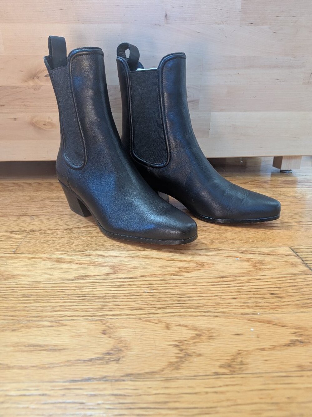 Veronica Beard sleek black leather Chelsea boots 7M